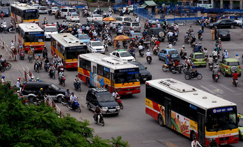 Hành khách đi xe buýt Hà Nội sụt giảm