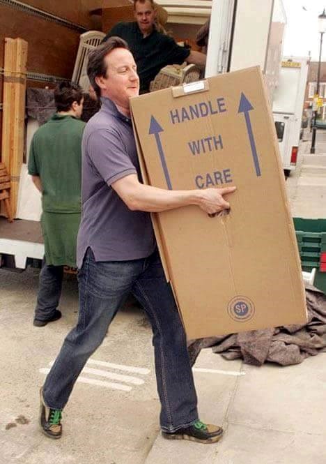 Thủ tướng Anh dọn đồ rời khỏi phố Downing