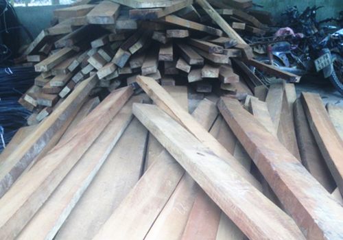 Hàng trăm phách gỗ lậu trong xưởng gỗ của em trai chủ tịch xã