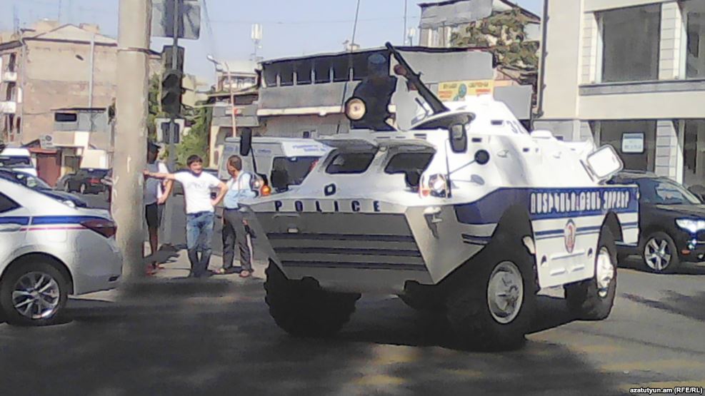Bạo loạn tại Erevan ( thủ đô của Armenia- một trong những nước cộng hoà thuộc Liên xô cũ), những người có vũ trang chiếm toà nhà của cảnh sát