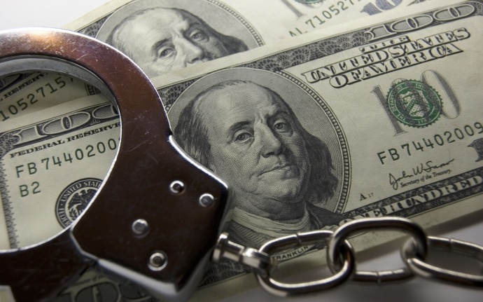 Các nhân viên an ninh tịch thu một lượng tiền lớn khi khám xét các trung tâm đổi tiền tại Kiev và Kharcov