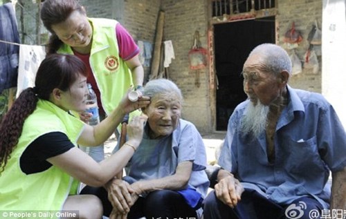 Cảm động cặp vợ chồng trăm tuổi lần đầu chụp ảnh cưới