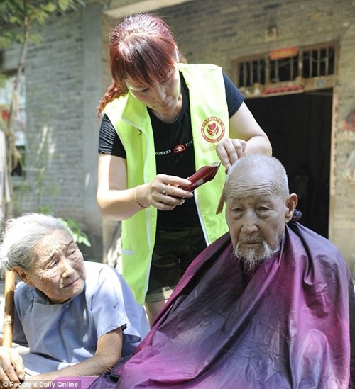 Cảm động cặp vợ chồng trăm tuổi lần đầu chụp ảnh cưới