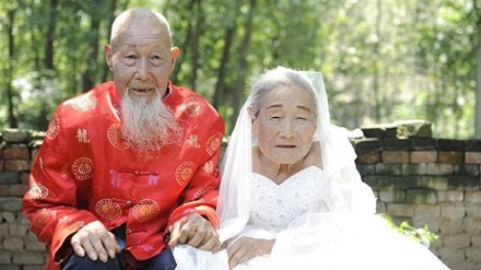 Cảm động cặp vợ chồng trăm tuổi lần đầu chụp ảnh cưới