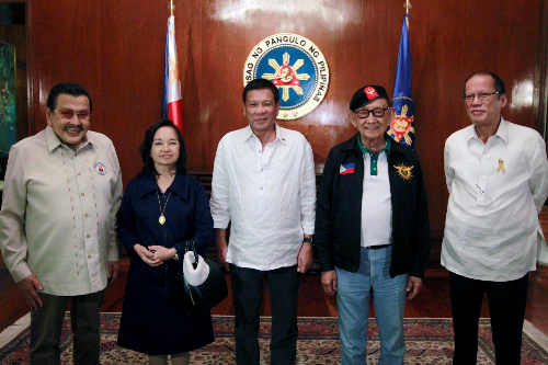 5 đời tổng thống Philippines họp bàn chiến lược đàm phán với Trung Quốc