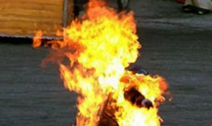 Một phụ nữ tại tỉnh Zaporoze tưới xăng, đốt lửa tự thiêu
