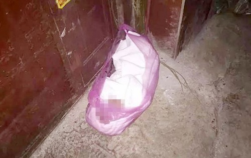 Mẹ Trung Quốc bỏ con mới đẻ vào túi nilon đem vứt
