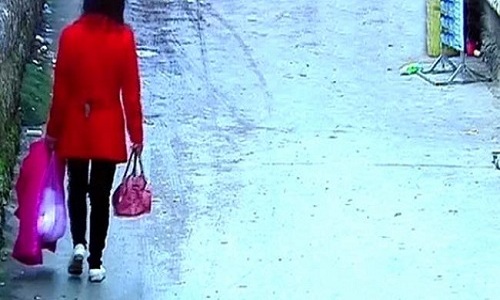 Mẹ Trung Quốc bỏ con mới đẻ vào túi nilon đem vứt