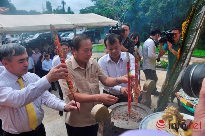 Bộ trưởng Trương Minh Tuấn viếng liệt sĩ ngành giao bưu-thông tin