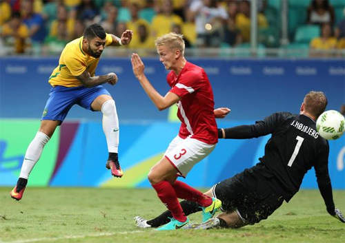 Bóng đá nam Brazil thoát hiểm ở Olympic 2016
