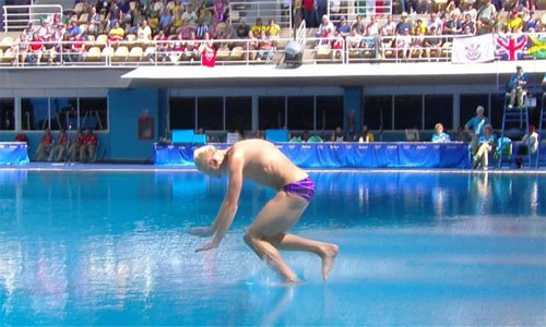 Nhà vô địch nhảy cầu Olympic bị loại vì màn tiếp nước bằng bụng