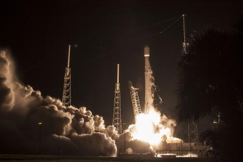 Tên lửa Falcon-9 của Mỹ tiếp tục tiếp đất thành công