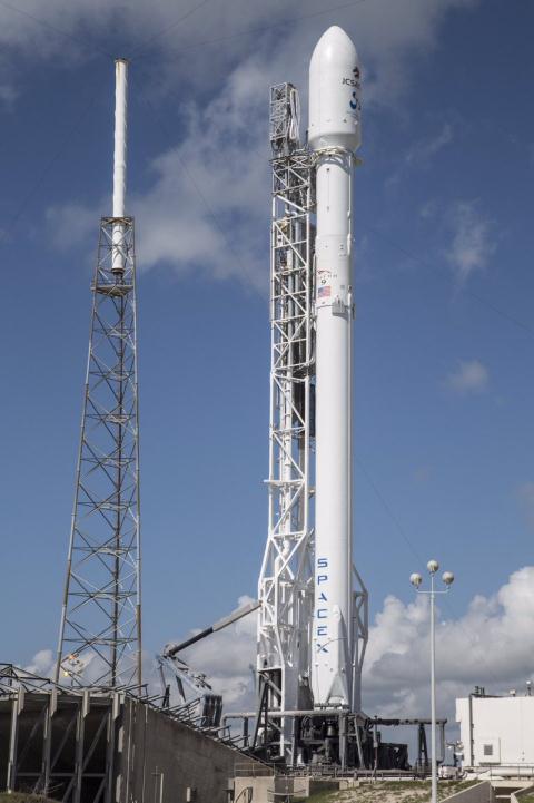 Tên lửa Falcon-9 của Mỹ tiếp tục tiếp đất thành công
