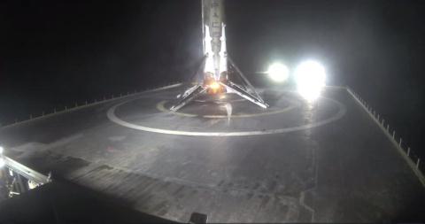 Tên lửa Falcon-9 của Mỹ tiếp tục tiếp đất thành công