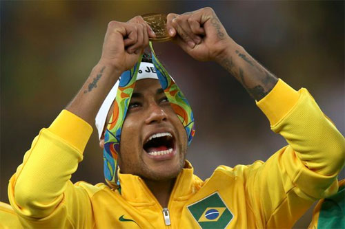 Neymar từ bỏ băng đội trưởng Brazil ngay sau khi vô địch Olympic