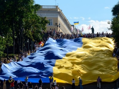 Tại Odessa các bậc thang Pochemkin được phủ bởi quốc kỳ Ukraine cực lớn