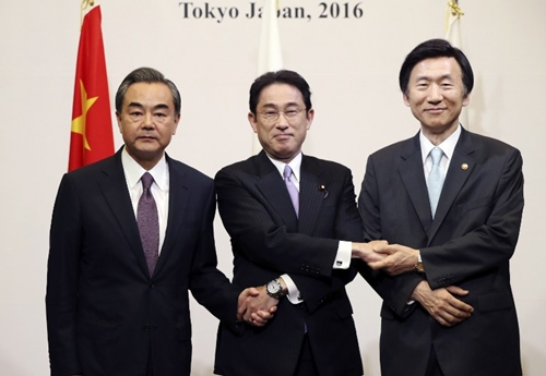 Ngoại trưởng Nhật, Trung, Hàn gặp mặt lúc căng thẳng tăng cao