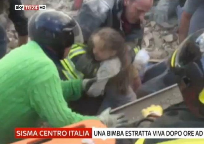 Bé gái sống sót kì diệu sau 17 giờ bị chôn vùi trong động đất Italia