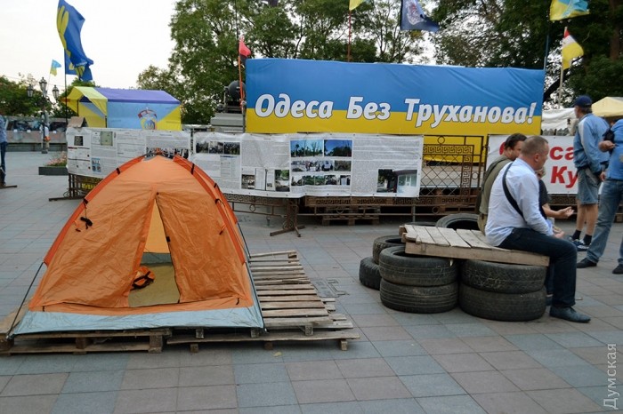 Thành viên tích cực " Tự vệ dân phòng" dựng lều biểu tình tại quảng trường Dumskaia đòi sa thải Phó thị trưởng Odessa Yanchuk