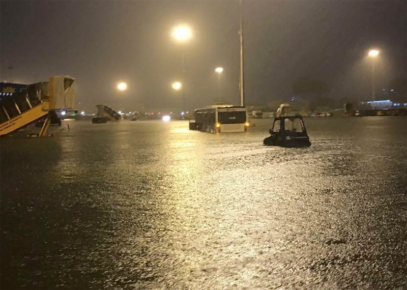 Mưa ngập sân bay Tân Sơn Nhất, hơn 70 chuyến bay bị ảnh hưởng