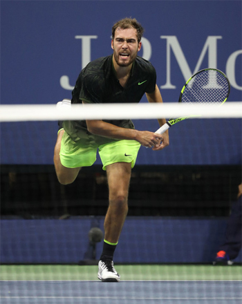 Djokovic vào vòng hai Mỹ Mở rộng sau trận thắng bốn set