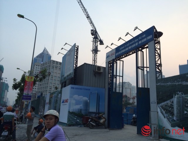 Hà Nội: Đường sá ngày càng tắc nghẹt vì chung cư bủa vây