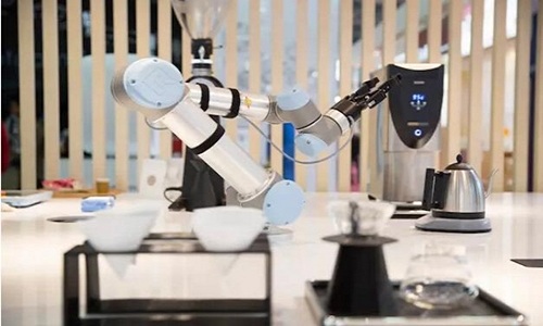 Quán cà phê toàn người máy khai trương ở Bắc Kinh