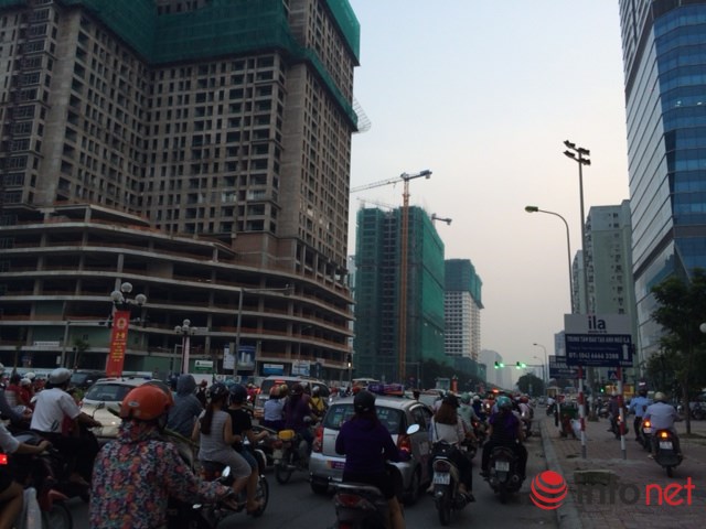 Hà Nội: Đường sá ngày càng tắc nghẹt vì chung cư bủa vây