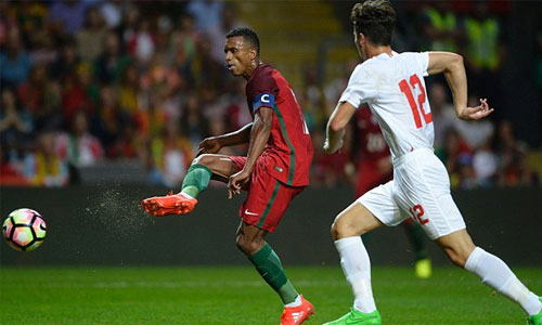Nani lập cú đúp, Bồ Đào Nha thắng trận đầu với tư cách ĐKVĐ Euro