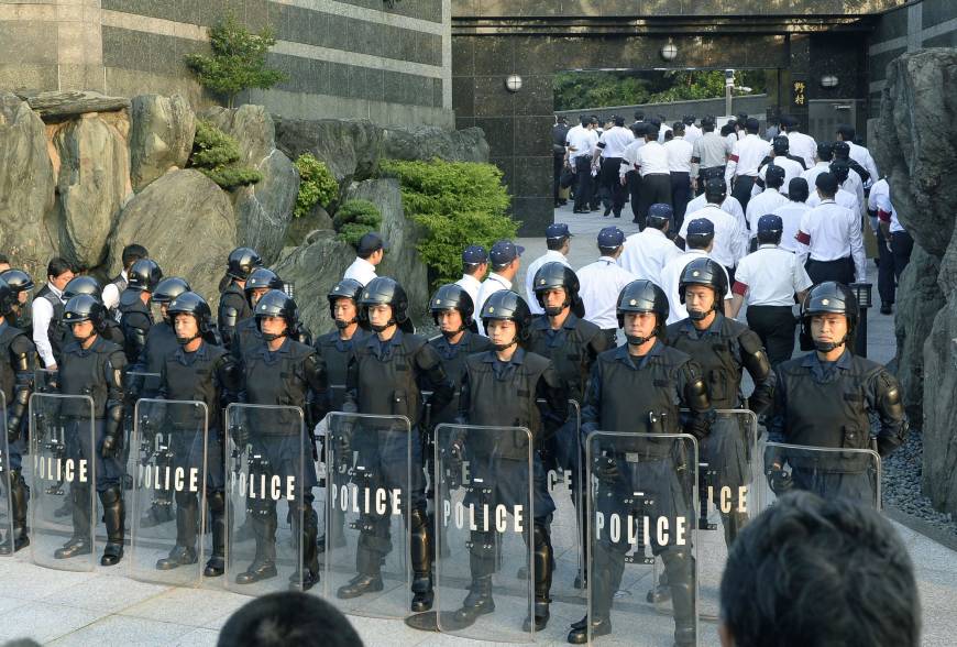 Tại Nhật bản cảnh sát bắt giữ 976 người để ngăn chặn chiến tranh giữa các nhóm Mafia