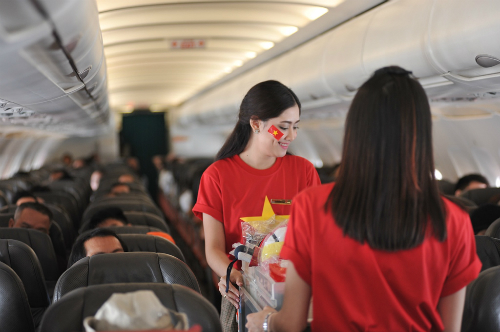 Nhân viên Vietjet diện áo đỏ rực mừng Quốc khánh 2/9