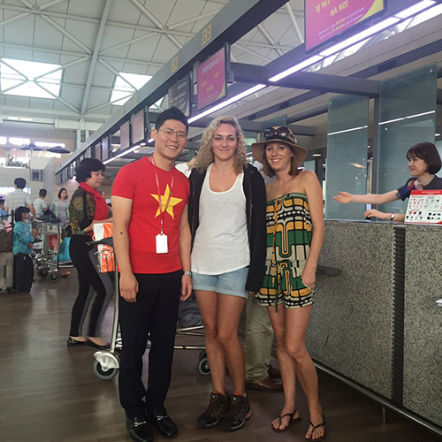 Nhân viên Vietjet diện áo đỏ rực mừng Quốc khánh 2/9