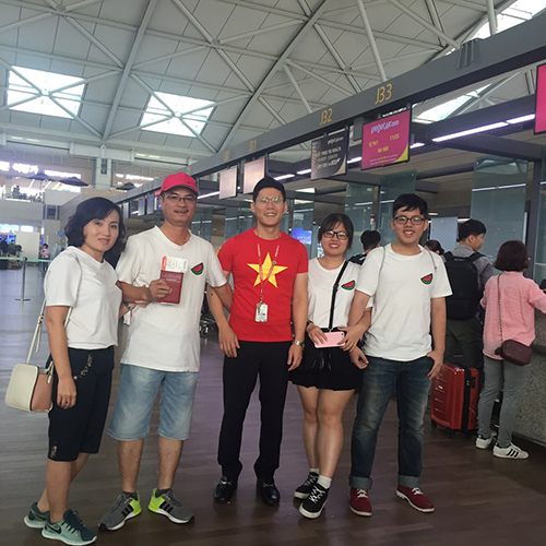 Nhân viên Vietjet diện áo đỏ rực mừng Quốc khánh 2/9