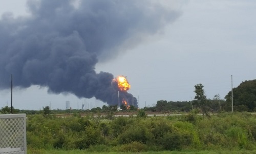 Tên lửa SpaceX bất ngờ nổ tung ngay trước giờ phóng