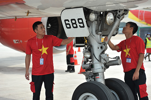 Nhân viên Vietjet diện áo đỏ rực mừng Quốc khánh 2/9