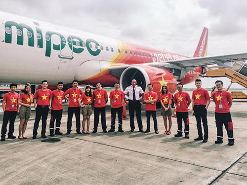 Nhân viên Vietjet diện áo đỏ rực mừng Quốc khánh 2/9