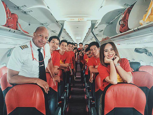 Nhân viên Vietjet diện áo đỏ rực mừng Quốc khánh 2/9