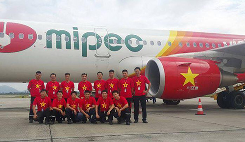Nhân viên Vietjet diện áo đỏ rực mừng Quốc khánh 2/9