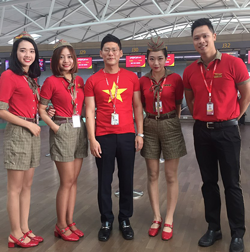 Nhân viên Vietjet diện áo đỏ rực mừng Quốc khánh 2/9