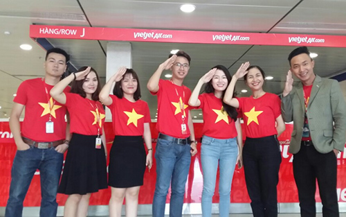 Nhân viên Vietjet diện áo đỏ rực mừng Quốc khánh 2/9