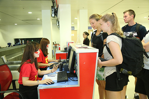Nhân viên Vietjet diện áo đỏ rực mừng Quốc khánh 2/9