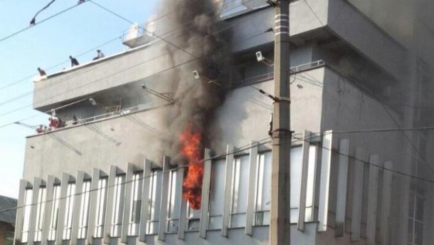 Vụ đốt kênh truyền hình Inter có thể gây nên việc sa thải Bộ trưởng Bộ nội vụ Avakov