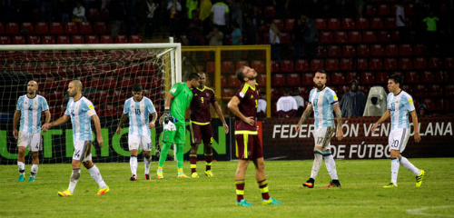 Vắng Messi, Argentina mất ngôi đầu vòng loại World Cup