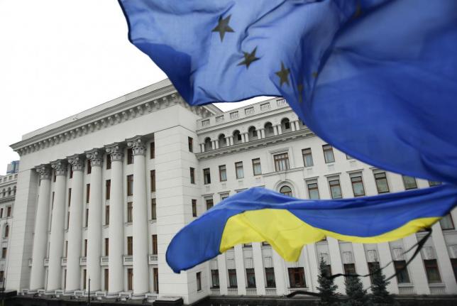 Trong sân, cạnh Phủ Tổng thống Ukraine một người đàn ông bị bắt với 30 ngàn đô la