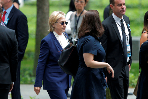 Hillary Clinton 'ngã khuỵu' khi rời lễ tưởng niệm 11/9