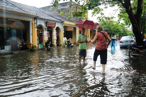 Bão suy yếu thành áp thấp, miền Trung mưa lớn