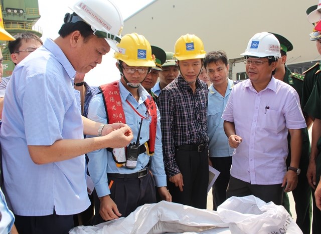 Cận cảnh lấy mẫu phân tích 168 tấn bột nhập khẩu của Formosa