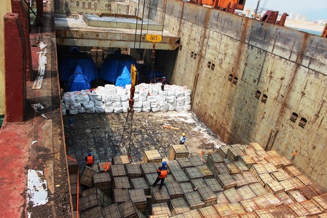 Cận cảnh lấy mẫu phân tích 168 tấn bột nhập khẩu của Formosa