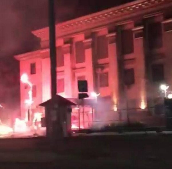 [VIDEO] Sứ quán Nga tại Ukraine bị côn đồ tấn công dữ dội
