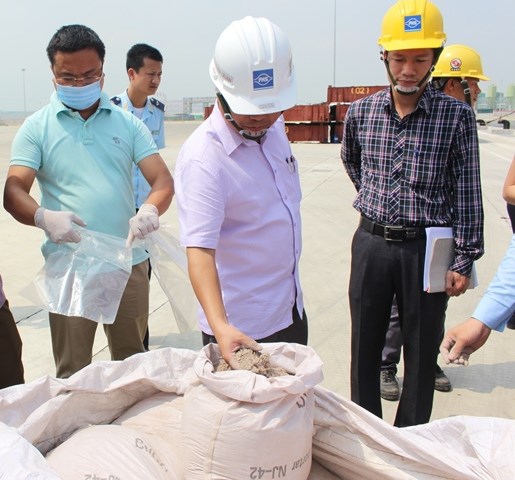 Cận cảnh lấy mẫu phân tích 168 tấn bột nhập khẩu của Formosa